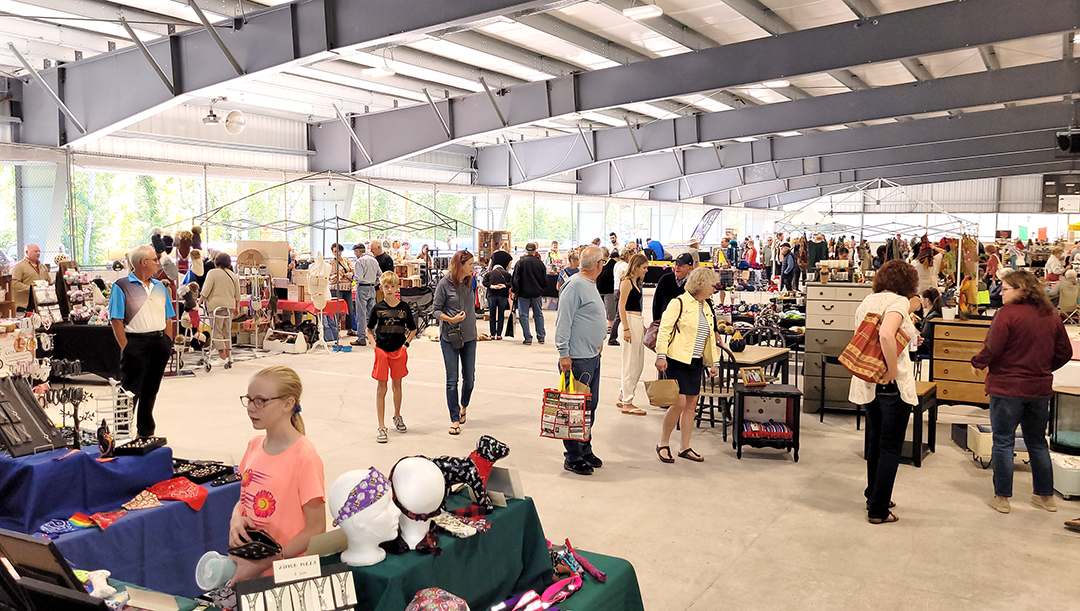 outdoor vendor market under a covered structure in Calabogie