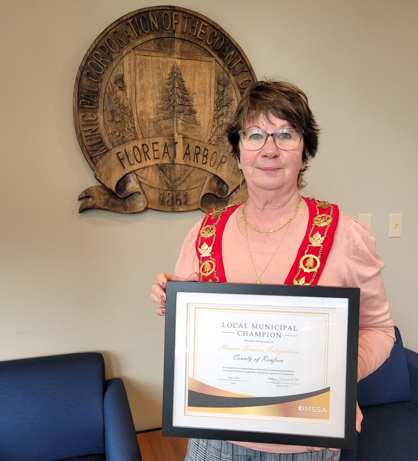 Warden Debbie Robinson with 2021 CS Award